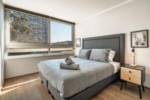 Modern & Fully Equipped Apt Next to Metro tesisinde bir odada yatak veya yataklar