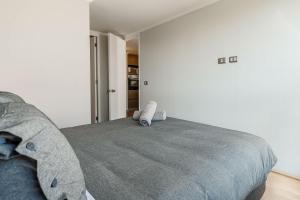 Modern & Fully Equipped Apt Next to Metro tesisinde bir odada yatak veya yataklar