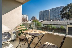 Modern & Fully Equipped Apt Next to Metro tesisinde bir balkon veya teras
