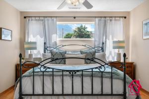 The Rose Garden Estate with Swim Spa - an Irvie Home في ألباكيركي: غرفة نوم بها سرير ونافذة