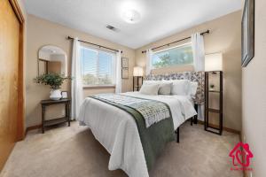 The Rose Garden Estate with Swim Spa - an Irvie Home في ألباكيركي: غرفة نوم بها سرير ونافذة