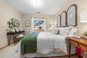 The Rose Garden Estate with Swim Spa - an Irvie Home في ألباكيركي: غرفة نوم بها سرير ومكتب ونافذة