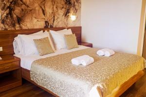 Un dormitorio con una cama con toallas. en Rooms with a swimming pool Peroj, Fazana - 24329, en Vodnjan
