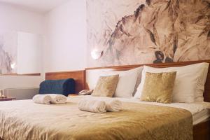 Un dormitorio con una cama grande con toallas. en Rooms with a swimming pool Peroj, Fazana - 24329, en Vodnjan