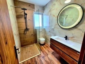 ein Badezimmer mit Dusche, Waschbecken und Spiegel in der Unterkunft Family friendly house with a swimming pool Maovice, Zagora - 24726 in Vrlika + 7 Fotos