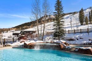 - une piscine avec cascade dans la neige dans l'établissement The Ritz-Carlton Club, Two-Bedroom Residence Float 4, Ski-in & Ski-out Resort in Aspen Highlands, à Aspen