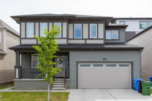 カルガリーにあるModern 2-Bedroom Suite with Private Access - 10 minutes from Calgary Airportの白いガレージドア付きの家