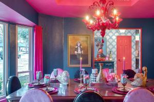 Restaurace v ubytování Girly+Godly+Gritty+Graceful+Pool+Pink+VeryPlayful + 164 fotografií
