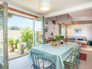 eine Küche und ein Esszimmer mit Tisch und Stühlen in der Unterkunft The Cottage in Salcombe
