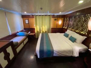 Ένα ή περισσότερα κρεβάτια σε δωμάτιο στο Le Journey Cruise 3-4star 17 cabin Ha long