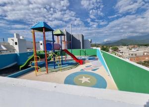 plac zabaw na dachu budynku w obiekcie Exclusivo, Moderno Apartamento con piscina, Cerca Playa Rodadero w mieście Santa Marta