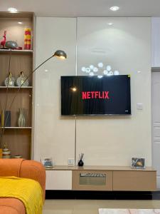 TV a/nebo společenská místnost v ubytování PENTAGON by Riz homes
