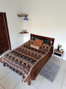 a bed in a white room with a bed sidx sidx sidx at Che Parce in Samaipata +22 photos