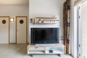 a living room with a flat screen tv on a dresser at Plaza 305-Gv03 in Sint-Idesbald