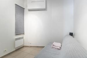 a white room with a bed and a window at Plaza 305-Gv03 in Sint-Idesbald