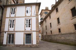 un callejón en la ciudad con un edificio en Xavestre Rooms Santiago, en Santiago de Compostela