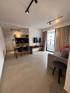 Η κουζίνα ή μικρή κουζίνα στο Stay Santos - Moderno e Bem Localizado +39 φωτογραφίες
