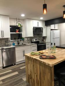 Η κουζίνα ή μικρή κουζίνα στο House on the WATER Lake of the Ozarks MO BIG DECK Swim Dock