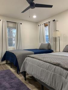 Ένα ή περισσότερα κρεβάτια σε δωμάτιο στο House on the WATER Lake of the Ozarks MO BIG DECK Swim Dock