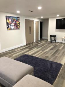 Μια τηλεόραση ή/και κέντρο ψυχαγωγίας στο House on the WATER Lake of the Ozarks MO BIG DECK Swim Dock +27 φωτογραφίες