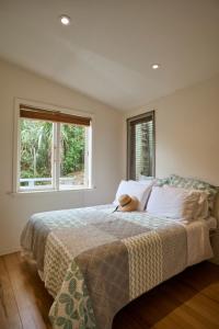 Waiheke IslandにあるBeachlovers Onetangi - Stay Waihekeのテディベアのベッドがある寝室