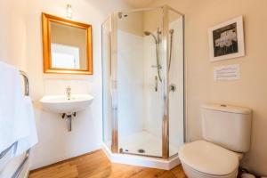 Waiheke IslandにあるBeachlovers Onetangi - Stay Waihekeのシャワー、トイレ、洗面台を備えたバスルーム +9枚の写真