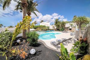 Hồ bơi trong/gần Wonderful Puerto Del Carmen Villa Central Location Villa Cilla Sea Views Large Pool Area Lanzarote