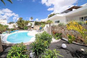 Hồ bơi trong/gần Wonderful Puerto Del Carmen Villa Central Location Villa Cilla Sea Views Large Pool Area Lanzarote