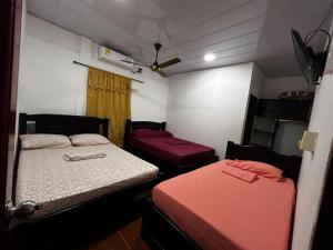 a small room with two beds and a ceiling at Cabañas villa Ángela in Coveñas