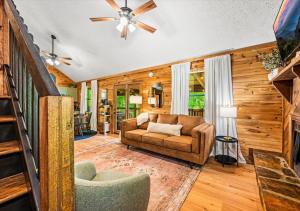 Et opholdsområde på King bed-Hot tub-Sauna-Dollywood