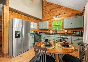 Køkken eller tekøkken på King bed-Hot tub-Sauna-Dollywood