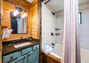 Et badeværelse på King bed-Hot tub-Sauna-Dollywood + 52 billeder