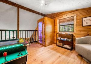 En eller flere senge i et værelse på King bed-Hot tub-Sauna-Dollywood