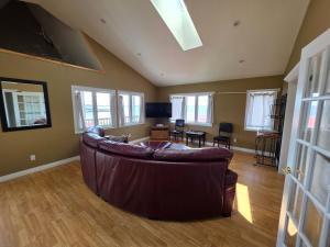 Гостиная зона в Hunts Point Rustic Coastal Retreat Deluxe Suite