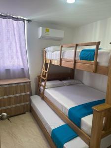 une chambre avec deux lits superposés et une fenêtre dans l'établissement Vacaciones Inolvidables, à Coveñas 132 autres photos