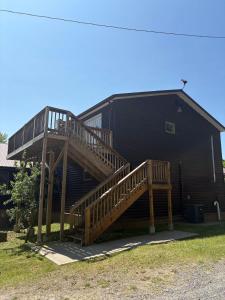 een groot huis met een houten trap aan de zijkant bij Modern Lakeview Escape in Hammond