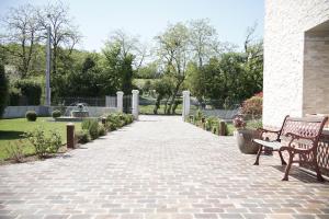 Κήπος έξω από το Maison Les Deux Fontaines