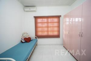 a teddy bear sitting on a bed in a hospital room at 悦心雅舍 in Paramaribo