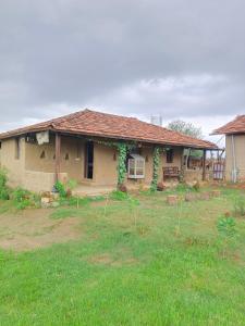 a house with a green roof and a yard at Shivakashi Homestay in Maheshwar