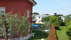 a garden with trees and a blue frisbee at Appartamento Villa Elison in Lazise