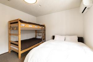 White Tree Lodge Madarao Tangram客房内的一张或多张床位