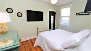 TV a/nebo společenská místnost v ubytování Coastal Cottage On Congress