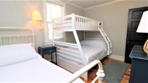 Postel nebo postele na pokoji v ubytování Coastal Cottage On Congress