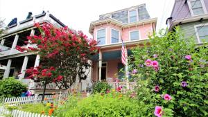 una casa rosa con dei fiori davanti di Cottage At 37 Jackson a Cape May