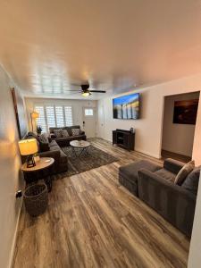 salon z kanapą i stołem w obiekcie The George Retreat w mieście Tempe +38 zdjęć