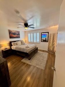 sypialnia z łóżkiem i wentylatorem sufitowym w obiekcie The George Retreat w mieście Tempe