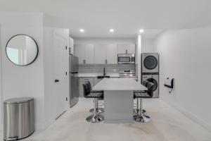 Cucina o angolo cottura di 16 Mi to Dtwn Denver Modern Apt with Patio
