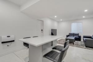 TV o dispositivi per l'intrattenimento presso 16 Mi to Dtwn Denver Modern Apt with Patio