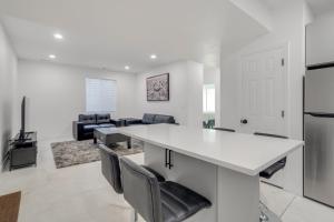Cucina o angolo cottura di 16 Mi to Dtwn Denver Modern Apt with Patio