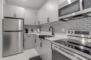 Cucina o angolo cottura di 16 Mi to Dtwn Denver Modern Apt with Patio